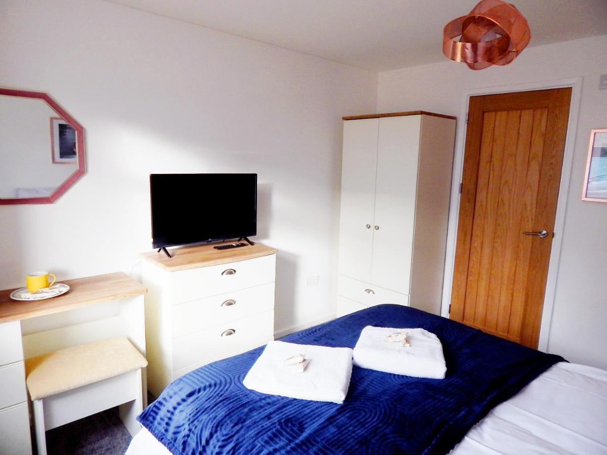Modern, Well Located En-Suite Rooms With Parking - Orbitat Accommodations 캠브리지 외부 사진