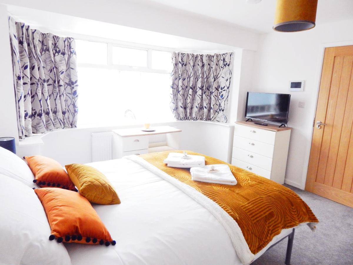 Modern, Well Located En-Suite Rooms With Parking - Orbitat Accommodations 캠브리지 외부 사진