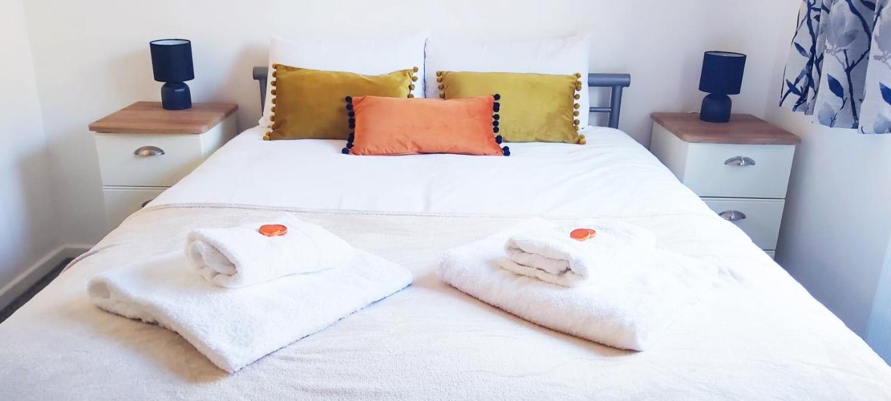 Modern, Well Located En-Suite Rooms With Parking - Orbitat Accommodations 캠브리지 외부 사진